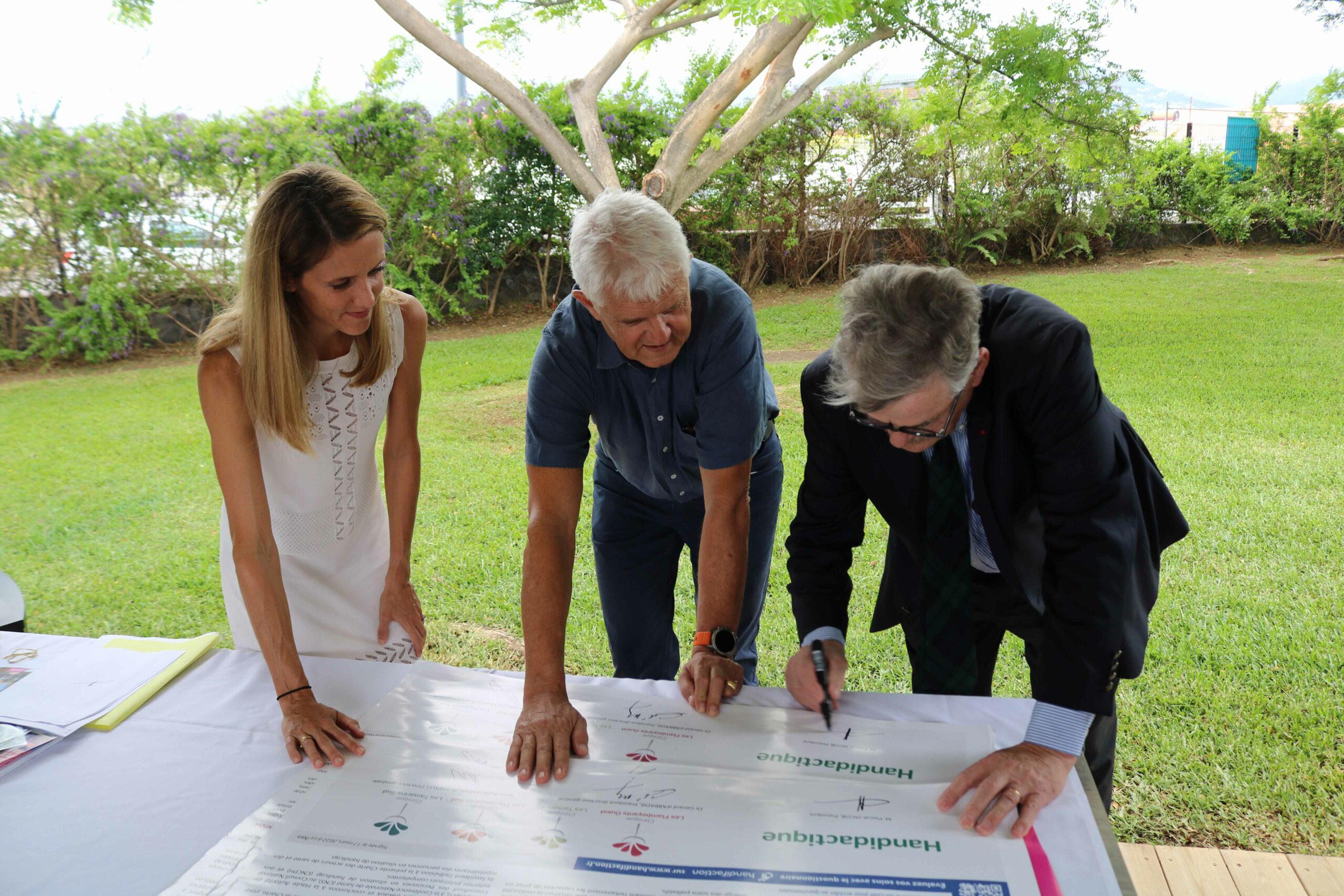 Mme Aude d'ABBADIE-SAVALLI, Dr Gérard d'ABBADIE et M. Pascal JACOB ont signé la charte Romain Jacob